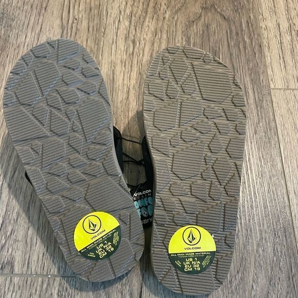 Volcom NWT Kids- Squishy Flip Flops - Picture 3 of 4